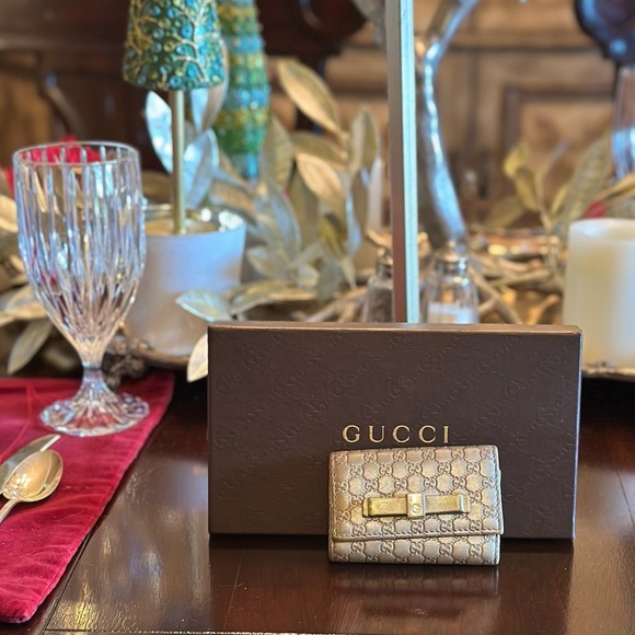 GUCCI LEATHER!! Gucci leather key holder. Vintage almost mint Condition! - Picture 1 of 7